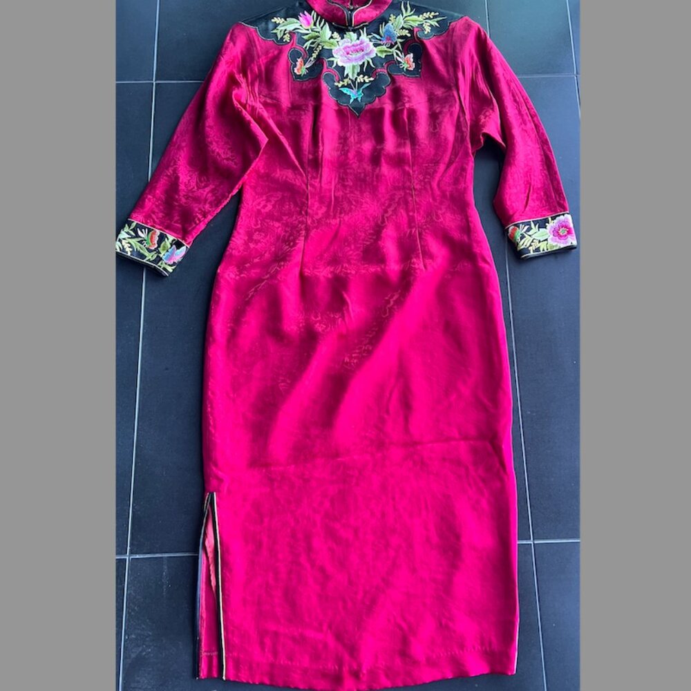 Oriental style long cheongsam with hand embroidery